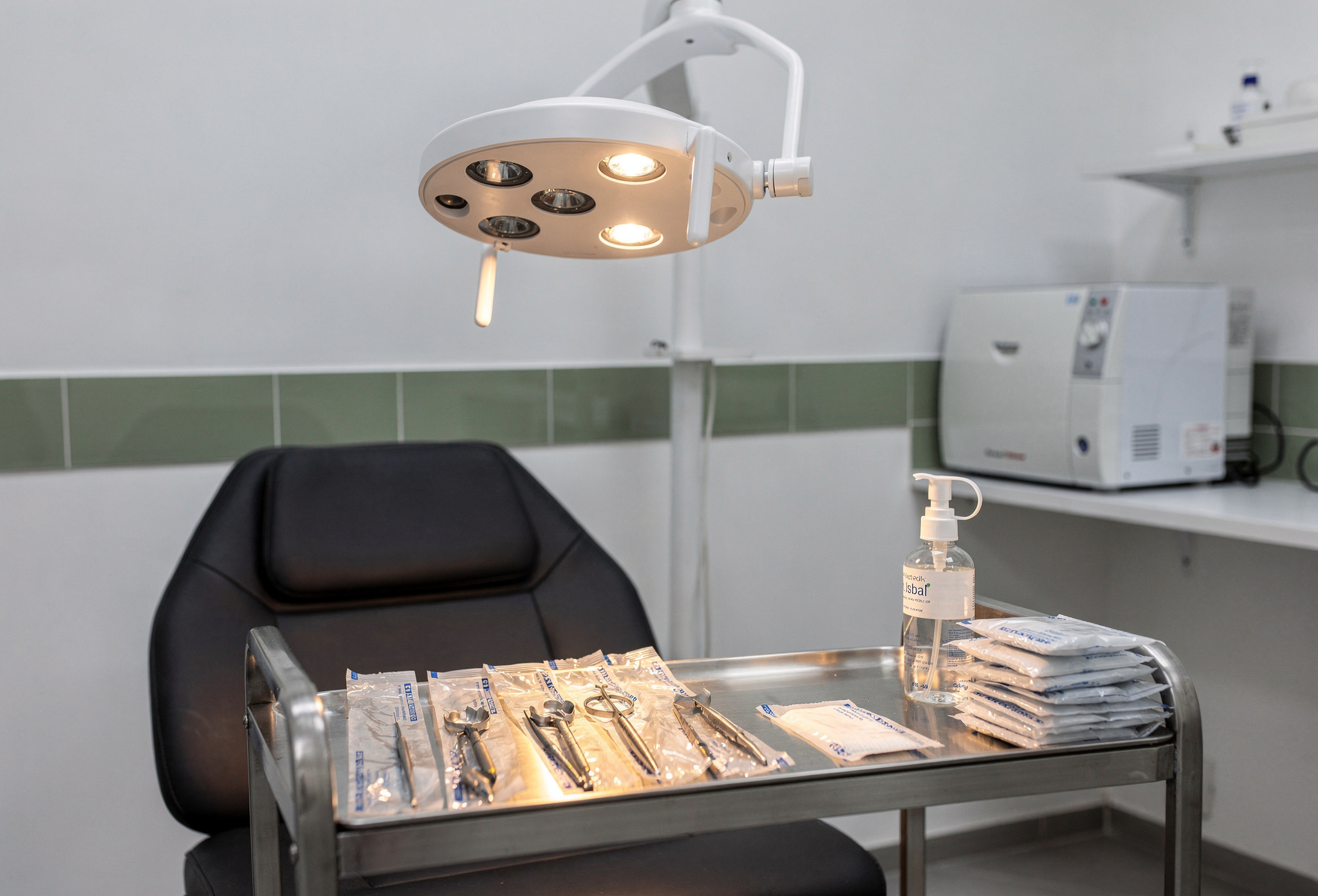 Noktava stüdyosu işlem odası: steril alet tepsisi, cerrahi lamba ve otoklav