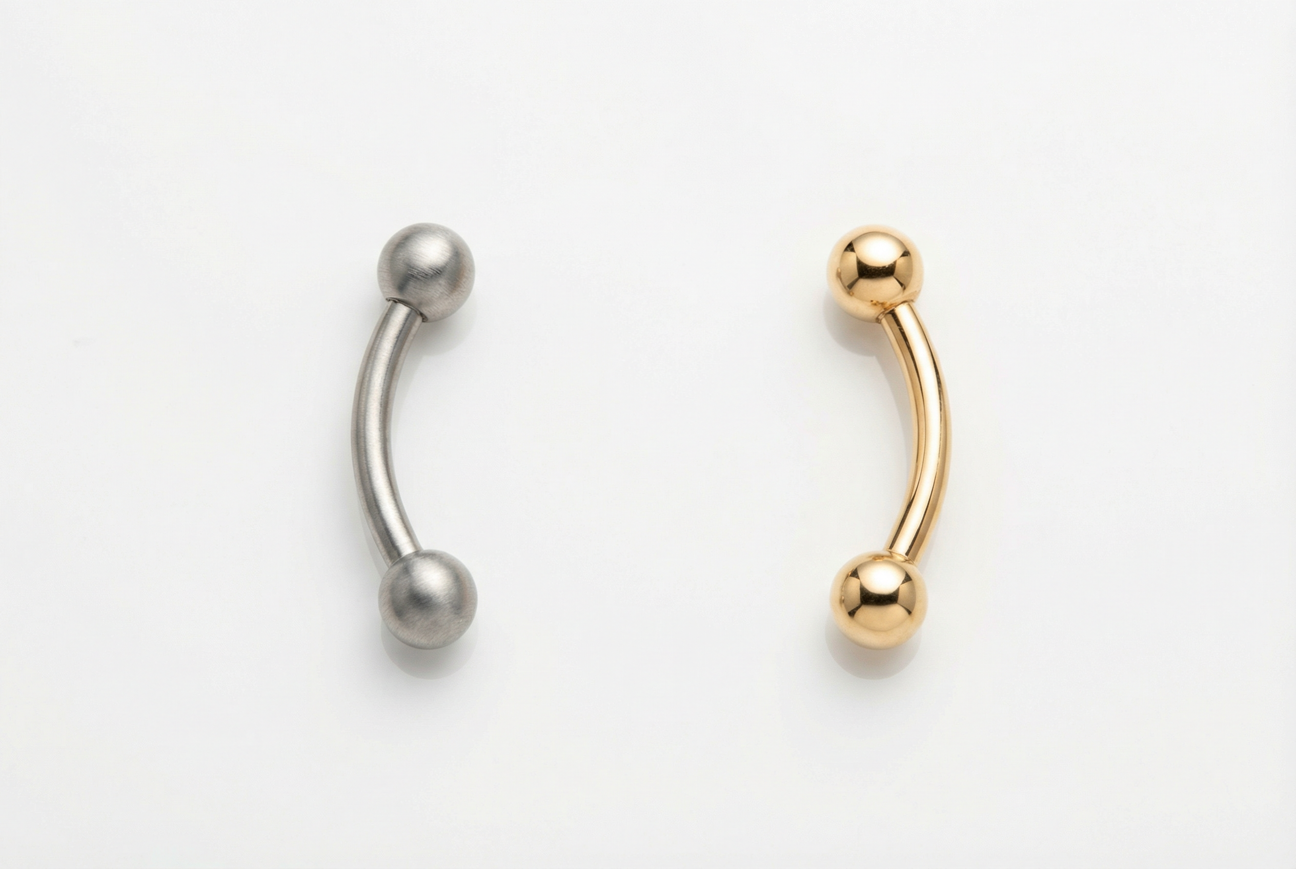 Implant titanyum ve 14k altın piercing takıları yan yana