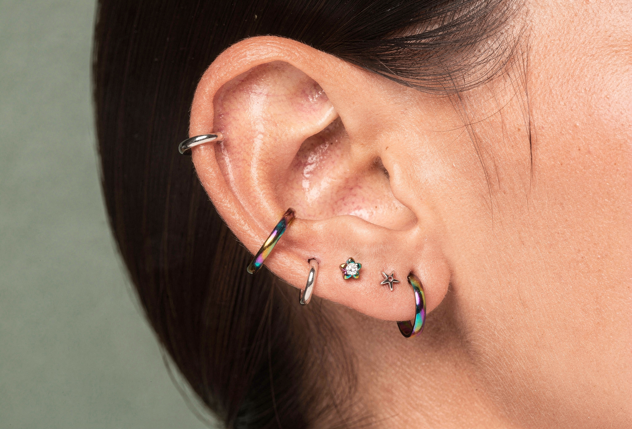 Altı piercing ile tamamlanmış kulak konstelasyon projesi